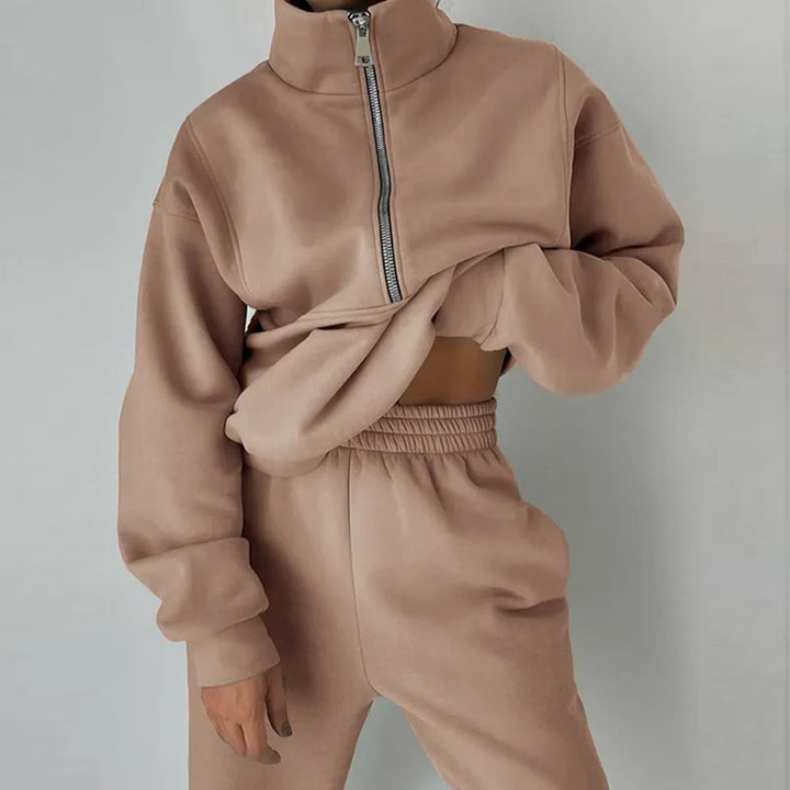 Damski dres Ewa z modną bluzą half-zip i wygodnymi joggerami. Stylowy komplet dresowy na co dzień. Idealny do domu.