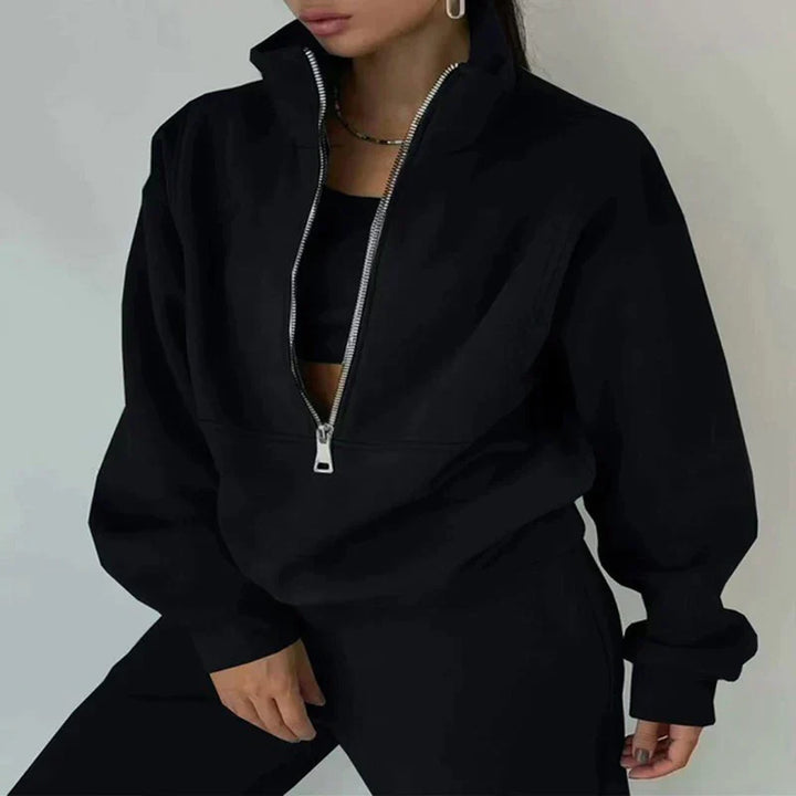 Modny dres Ewa dla kobiet. Bluza sportowa half-zip i stylowe joggery. Odzież na co dzień i aktywność fizyczną.