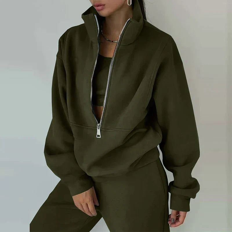 Damski dres Ewa na modelce, pokazujący fason. Bluza half-zip i wygodne joggery damskie. Komplet na casual.