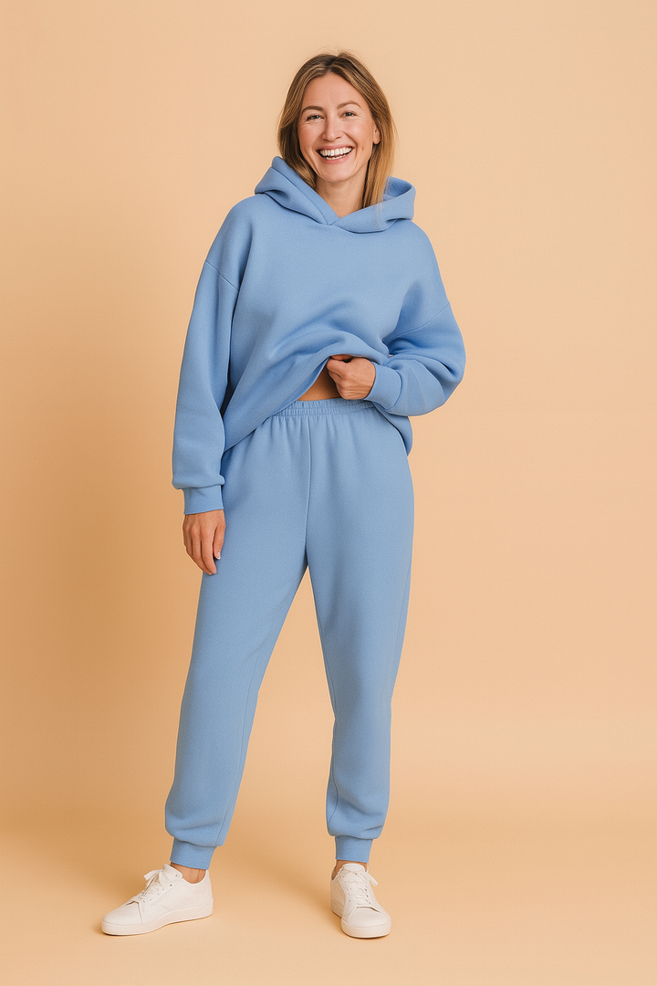 Komfortowy dres damski AMY z bluzą oversize i spodniami. Idealny casualowy komplet na każdą okazję.