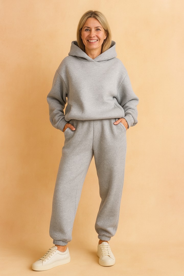 Beżowy dres damski AMY. Wygodny komplet z kapturem, bluza i spodnie dresowe. Casualowa moda damska.