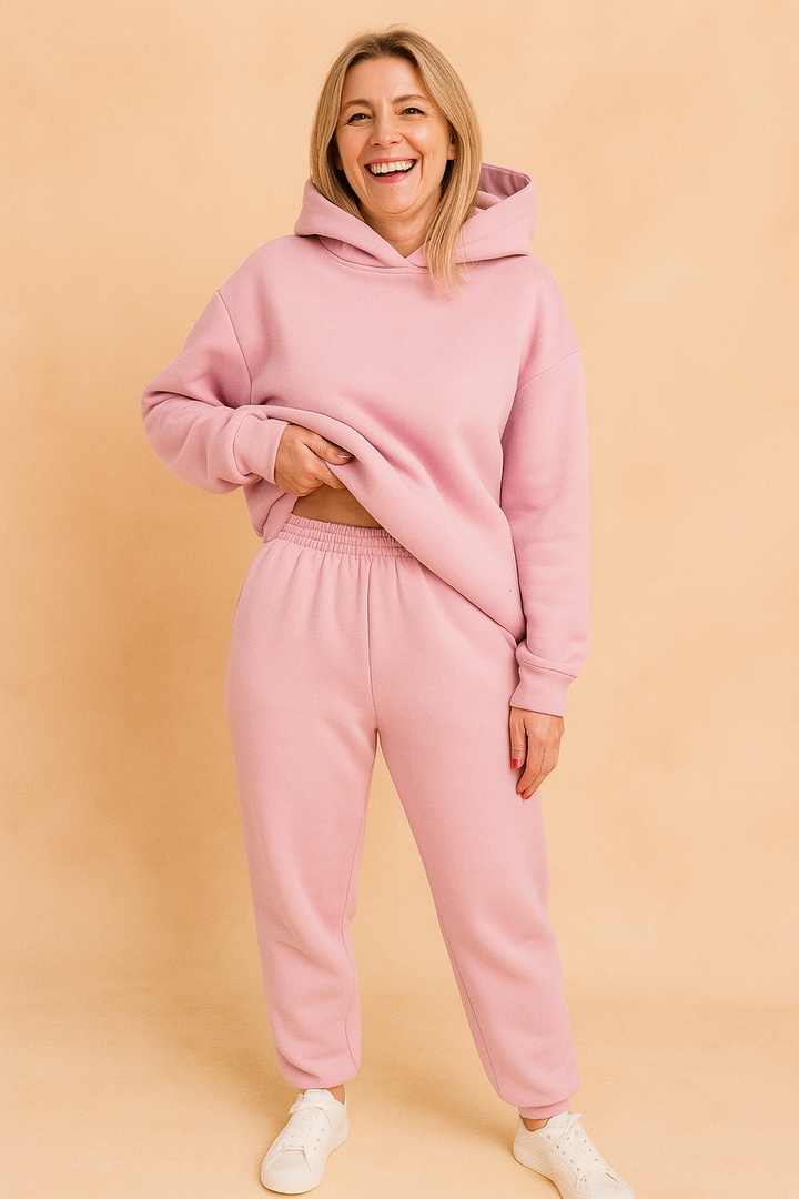 Bluza damska oversize i spodnie dresowe AMY. Wygodny dres z kapturem, idealny do noszenia na co dzień.