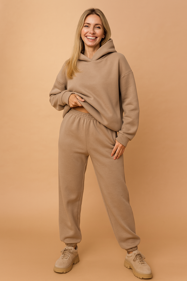 Modny dres damski AMY. Komplet dresowy z kapturem, oversize. Casualowy styl dla komfortowej mody damskiej.