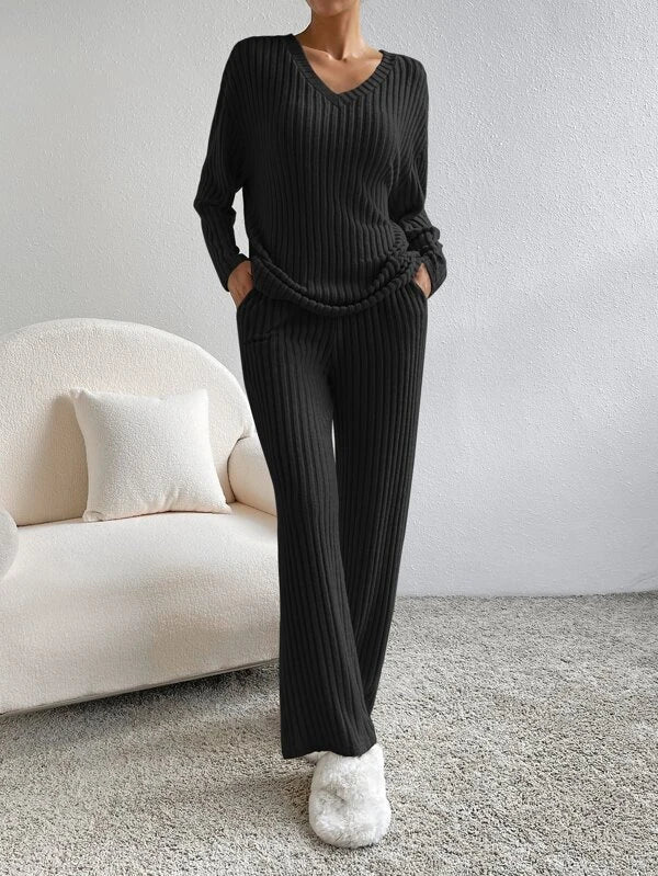 Elegancki damski zestaw: sweter i spodnie z wysokim stanem. Idealny casual chic komplet na jesień/zimę.
