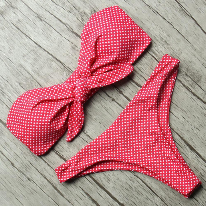 Damski dwuczęściowy strój kąpielowy bikini bandeau, idealny na plażę i upalne lato.