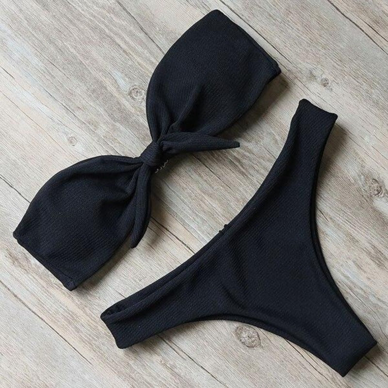 Stylowy damski strój kąpielowy bikini bandeau z wygodnymi figami, idealny na lato.