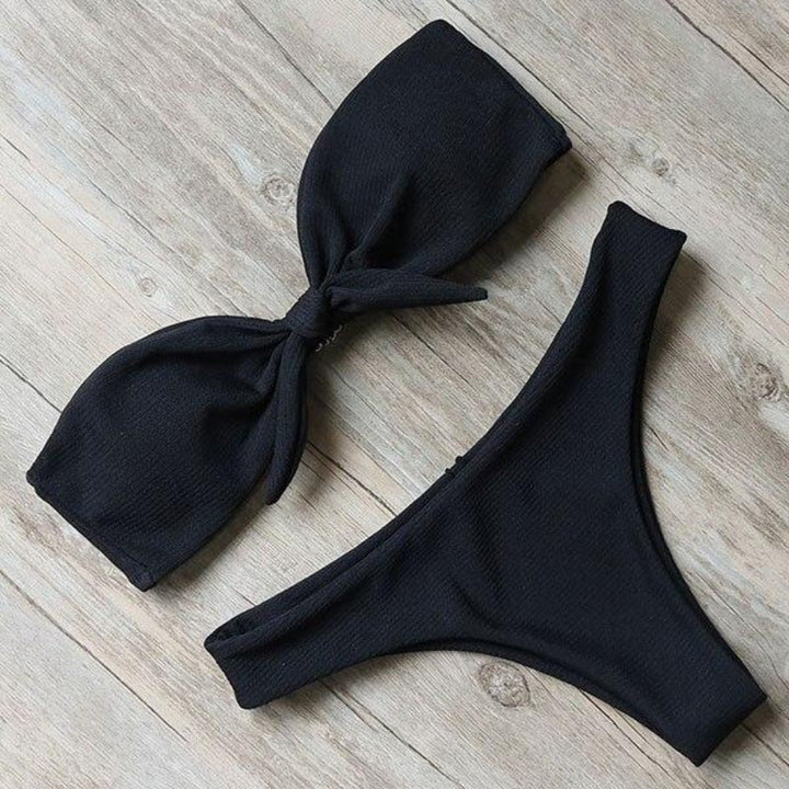 Stylowy damski strój kąpielowy bikini bandeau z wygodnymi figami, idealny na lato.
