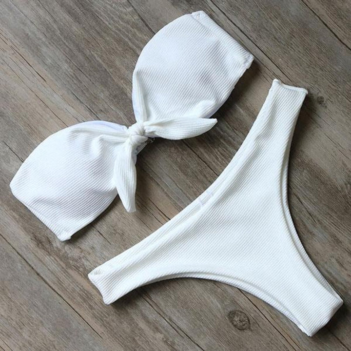 Dwuczęściowe bikini bandeau, modne i komfortowe, idealne na urlop na plaży.