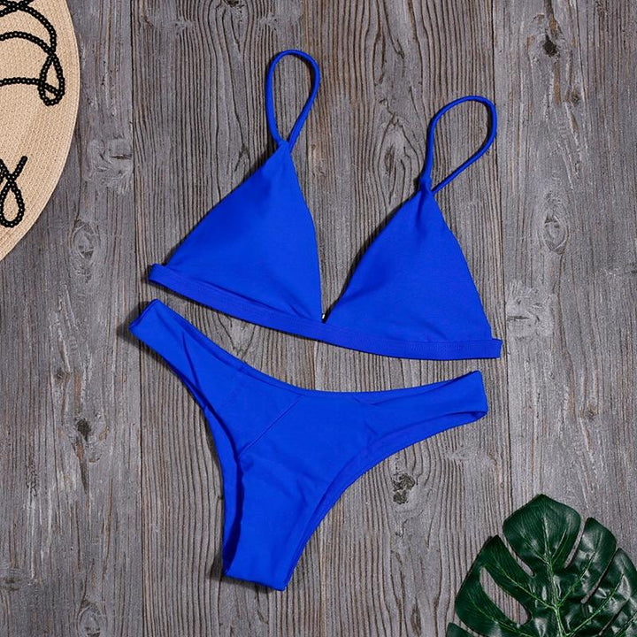 Modny damski kostium kąpielowy bikini, dwuczęściowy, sportowy, idealny na słoneczne dni.