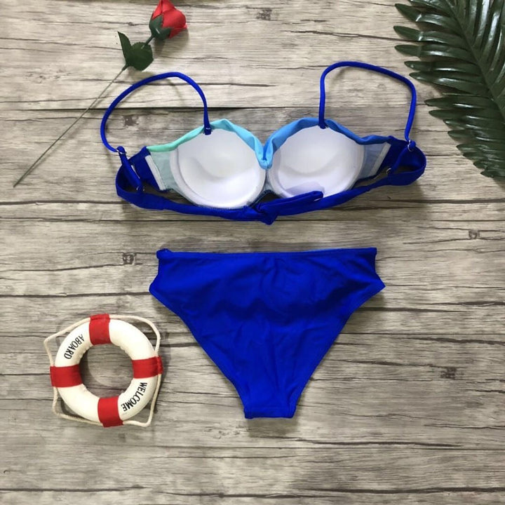 Elegancki strój bikini dla kobiet, dwuczęściowy, podkreślający figurę, na modne lato.