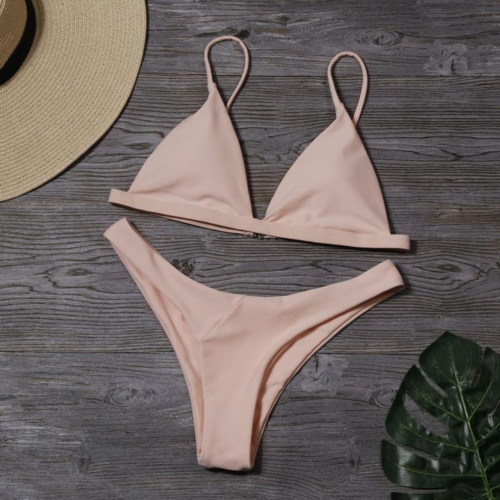 Kolorowy damski strój kąpielowy bikini, krój brazylijski, doskonały na letnie wakacje i plażę.