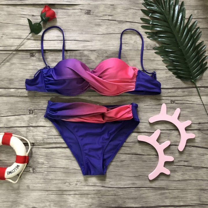 Damskie bikini dwuczęściowe we wzory ombre, idealne na plażę i letnie wakacje.