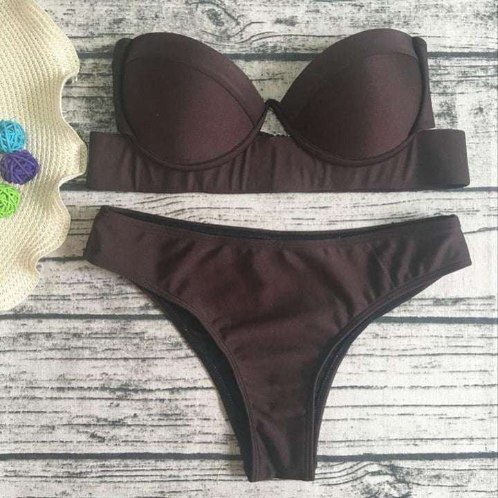 Brązowe dwuczęściowe bikini damskie, modna propozycja stroju kąpielowego na letni urlop.