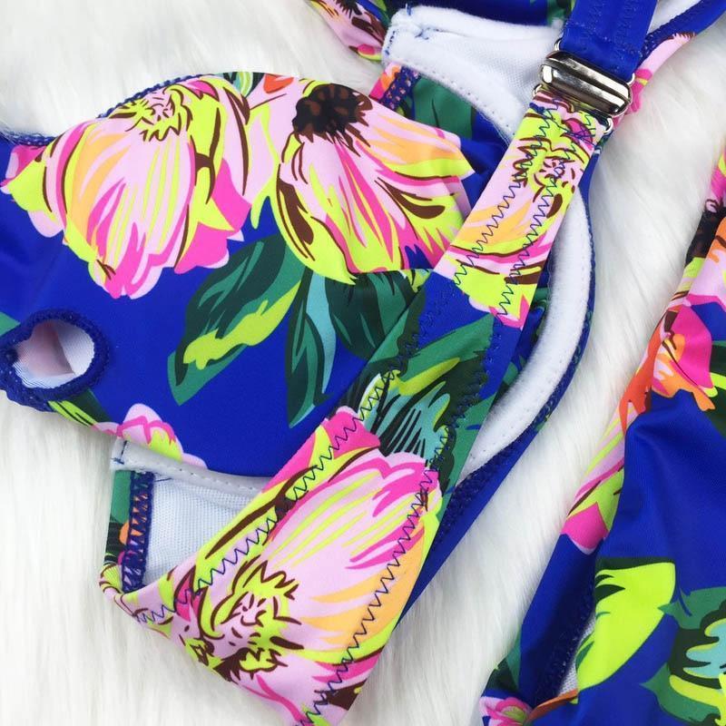 Granatowo-fuksjowy strój kąpielowy bikini damski, regulowany. Komfortowa moda plażowa z wiązanymi figami.