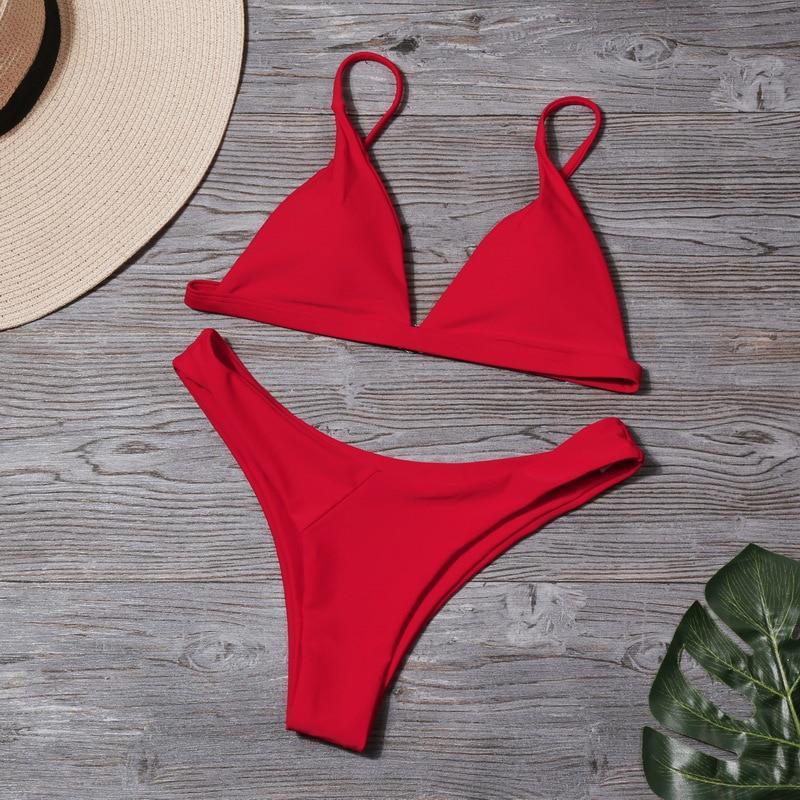 Damskie bikini dwuczęściowe na lato, modelka prezentuje stylowy kostium kąpielowy na plaży.