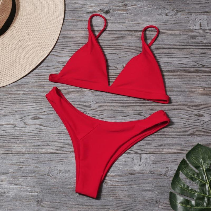 Damskie bikini dwuczęściowe na lato, modelka prezentuje stylowy kostium kąpielowy na plaży.