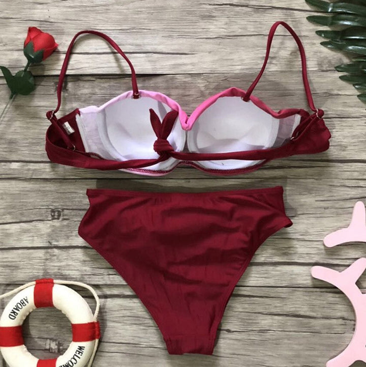 Wygodne dwuczęściowe bikini damskie, idealne do opalania i pływania na plaży.
