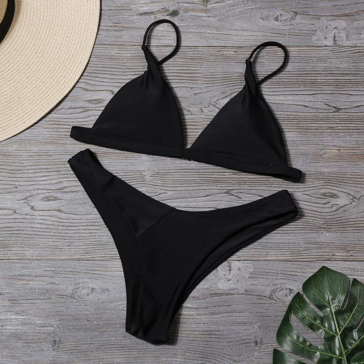 Tylny widok damskiego stroju kąpielowego bikini, dwuczęściowy, krój brazylijski, idealny na letnie dni.