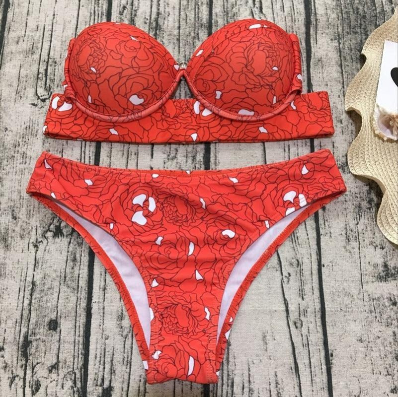 Dwuczęściowy strój kąpielowy bikini dla kobiet, komfortowy i atrakcyjny na letnie dni.