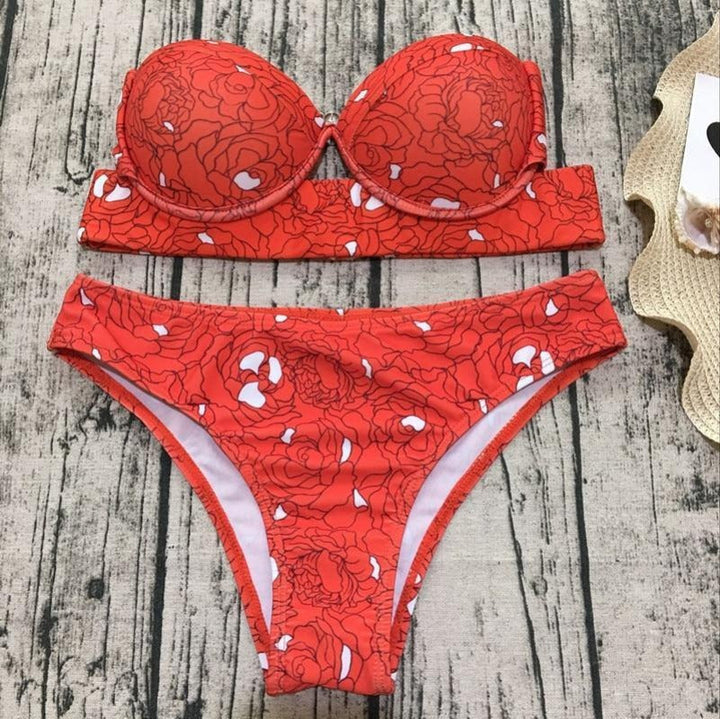 Dwuczęściowy strój kąpielowy bikini dla kobiet, komfortowy i atrakcyjny na letnie dni.