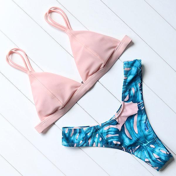Detal damskiego kostiumu kąpielowego bikini. Wysokiej jakości materiał, styl na lato.