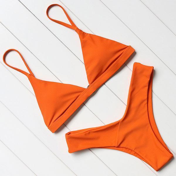 Energetyzujący damski dwuczęściowy strój kąpielowy. Modne bikini na lato i słońce.