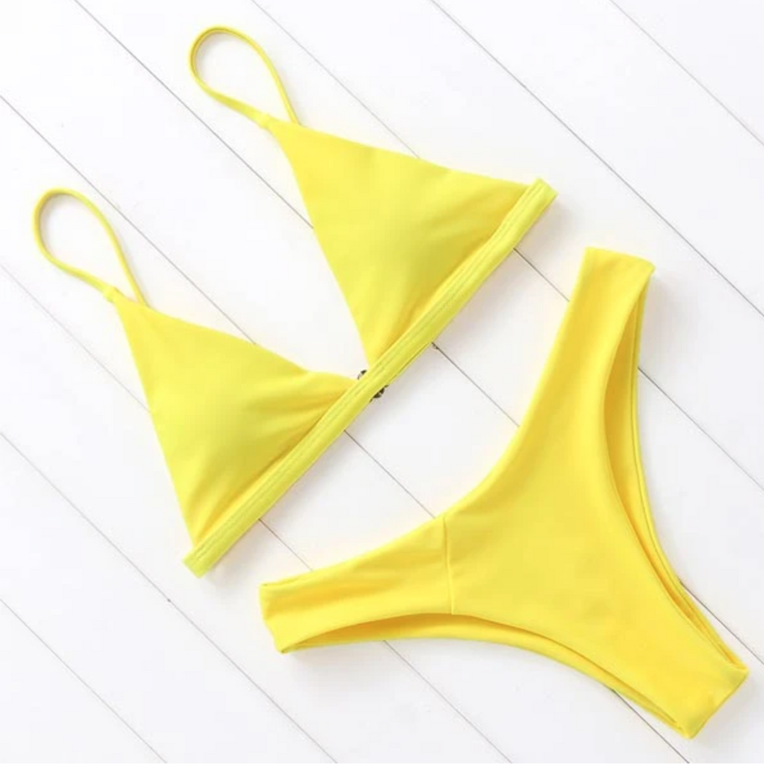 Stylowa góra od bikini. Damski kostium kąpielowy, modny fason na lato i plażę.