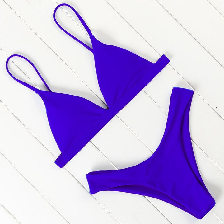 Wygodne majtki bikini. Brazylijski fason, damski strój kąpielowy na plażę.