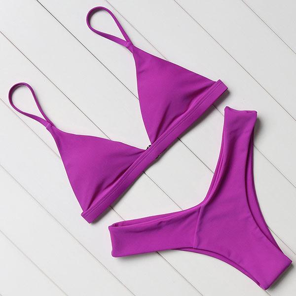 Pełny widok damskiego stroju kąpielowego bikini. Modny kostium plażowy na upalne dni.