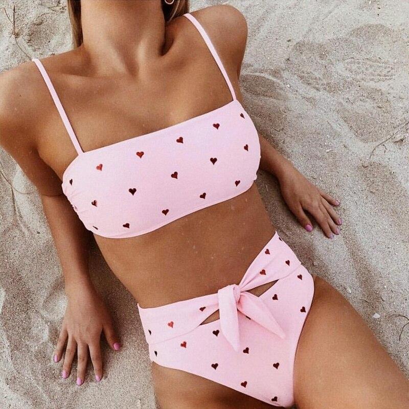 Damski dwuczęściowy strój kąpielowy bikini w serca, top bandeau, figi wysoki stan. Idealny na plażę.