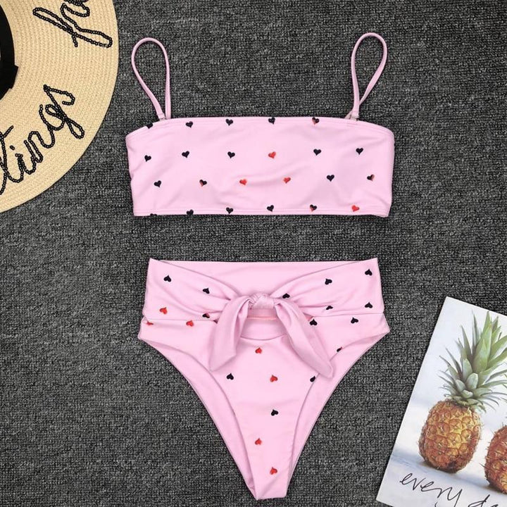 Urocze damskie bikini w serca z wysokim stanem. Modny dwuczęściowy strój kąpielowy, top bandeau.
