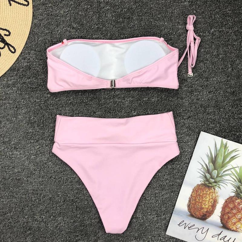 Elegancki dwuczęściowy strój kąpielowy damski. Bikini z wysokim stanem i topem bandeau w serca.