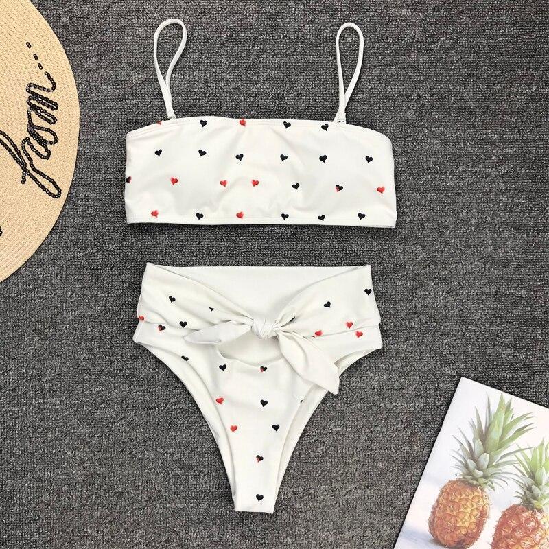 Kobieta w modnym stroju kąpielowym bikini w serca z wysokim stanem, odpoczywa na plaży latem.