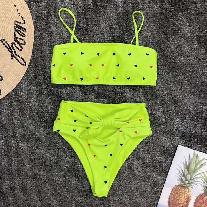 Tył damskiego bikini w serca, wysoki stan. Dwuczęściowy strój kąpielowy idealny na lato i plażę.