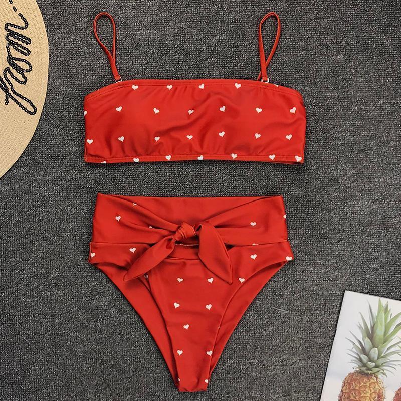 Zbliżenie na wzór serc damskiego bikini z wysokim stanem. Materiał stroju kąpielowego bandeau.