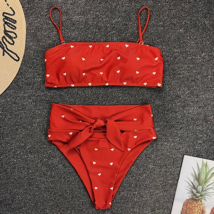 Zbliżenie na wzór serc damskiego bikini z wysokim stanem. Materiał stroju kąpielowego bandeau.