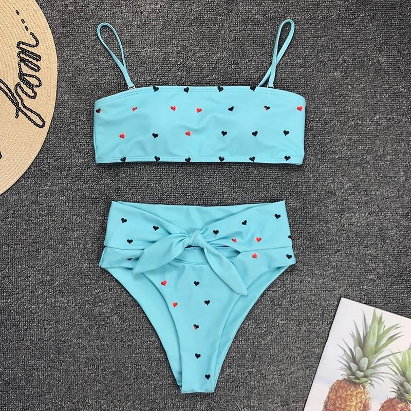 Damski strój kąpielowy bikini z wysokim stanem i sercami. Dwuczęściowy, elegancki top bandeau na lato.