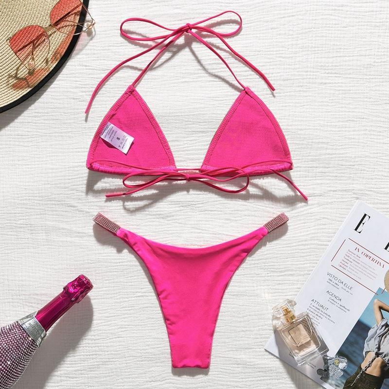 Modne dwuczęściowe bikini brazyliany z błyszczącymi kamieniami, wiązane, idealne na letnią plażę.