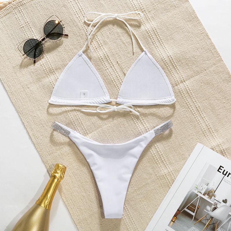 Luksusowy damski strój kąpielowy bikini, ozdobiony lśniącymi kamieniami, idealny na elegancką plażę.