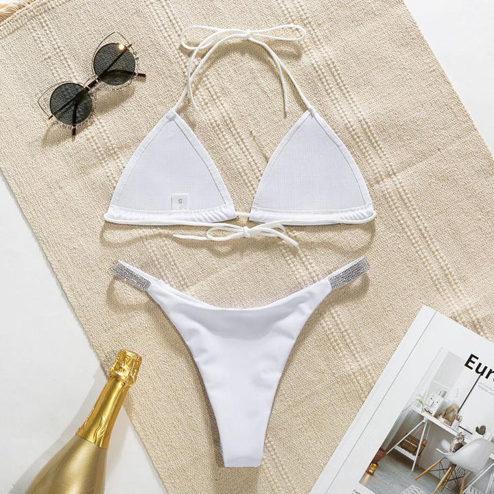 Luksusowy damski strój kąpielowy bikini, ozdobiony lśniącymi kamieniami, idealny na elegancką plażę.