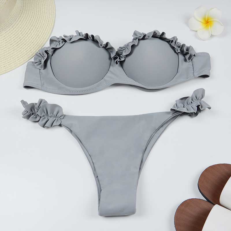 Modny dwuczęściowy strój kąpielowy bikini damski z delikatnymi falbankami, idealny na letnią plażę.