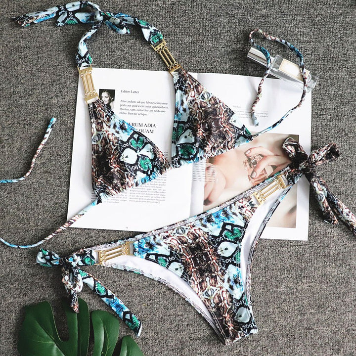 Stylowe damskie bikini w wężowy wzór, dwuczęściowy strój kąpielowy na lato, plażę i modne wakacje.