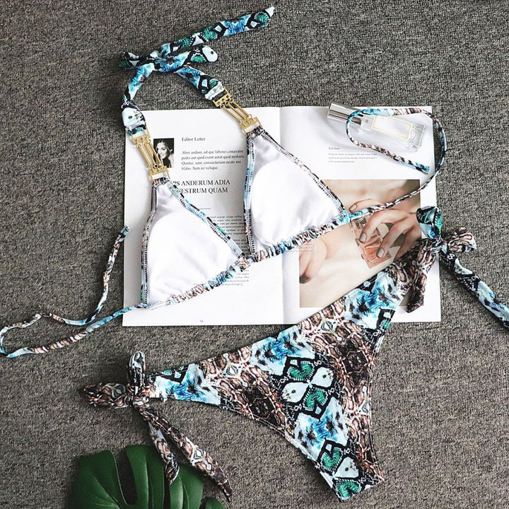 Modny dwuczęściowy strój kąpielowy bikini dla kobiet, z odważnym wężowym wzorem. Idealny na upalne lato.