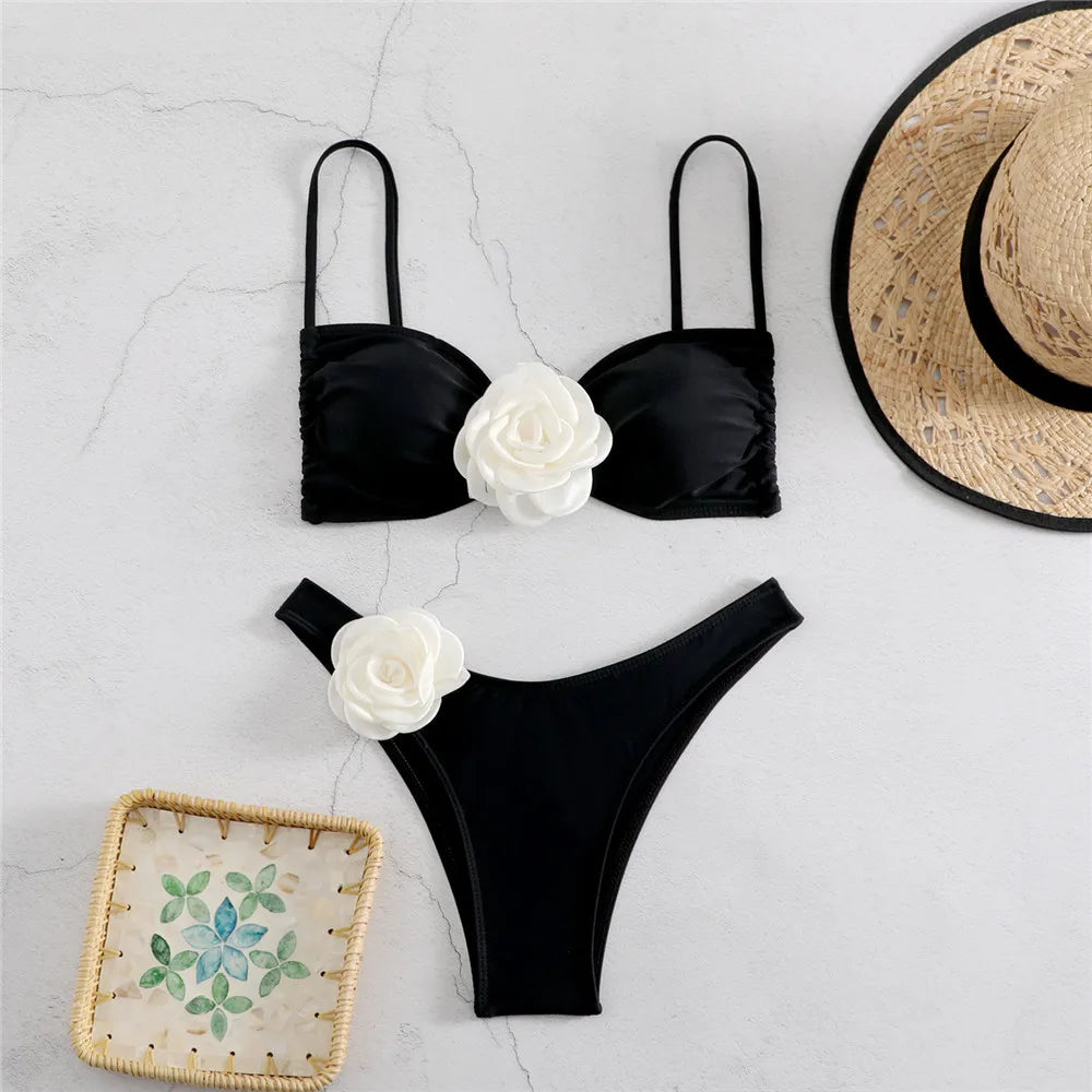 Damski dwuczęściowy strój kąpielowy bikini z romantycznym kwiatem, idealny na plażę i lato.