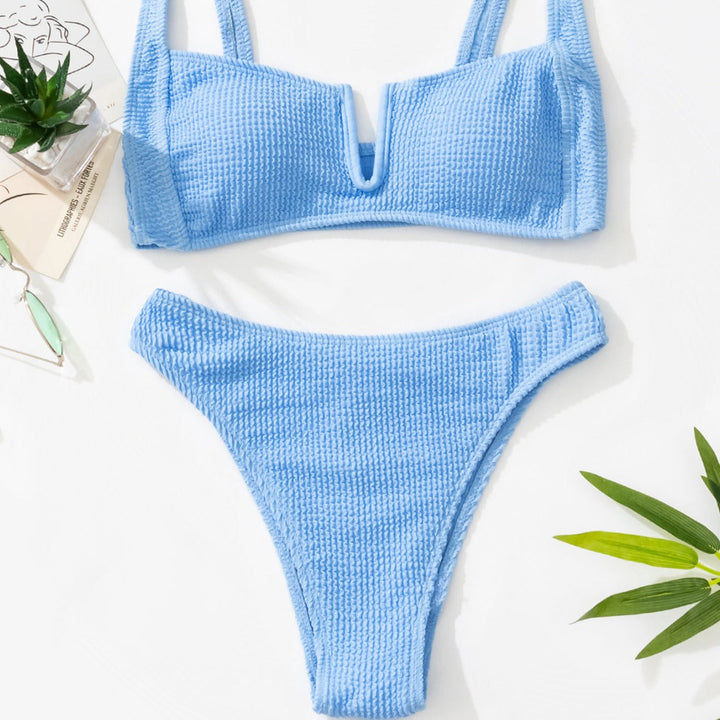 Zielone prążkowane bikini z wysokim stanem. Damski strój kąpielowy idealny na plażę i lato.