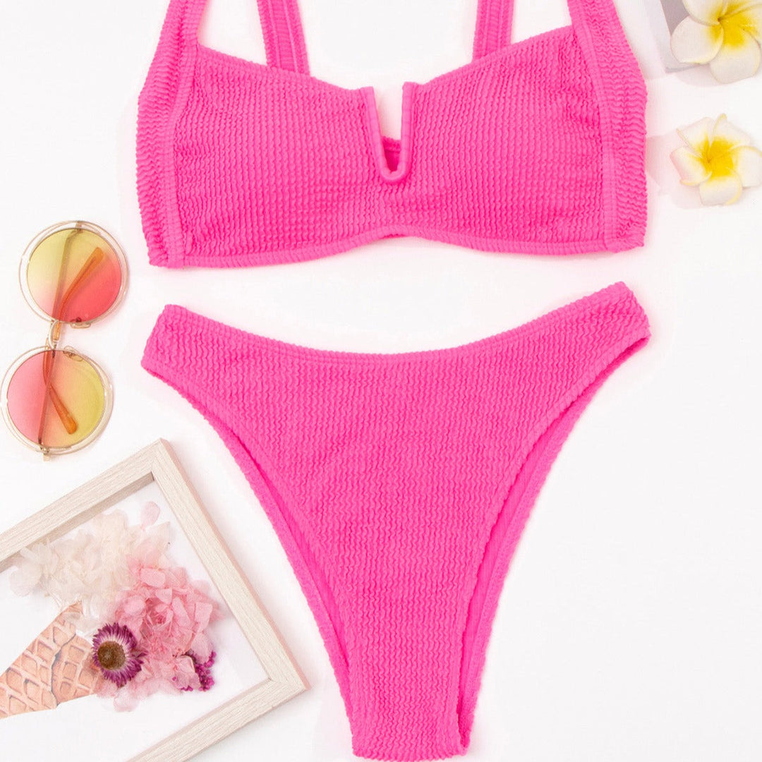 Różowy dwuczęściowy strój kąpielowy bikini z wysokim stanem. Modne bikini na plażę.