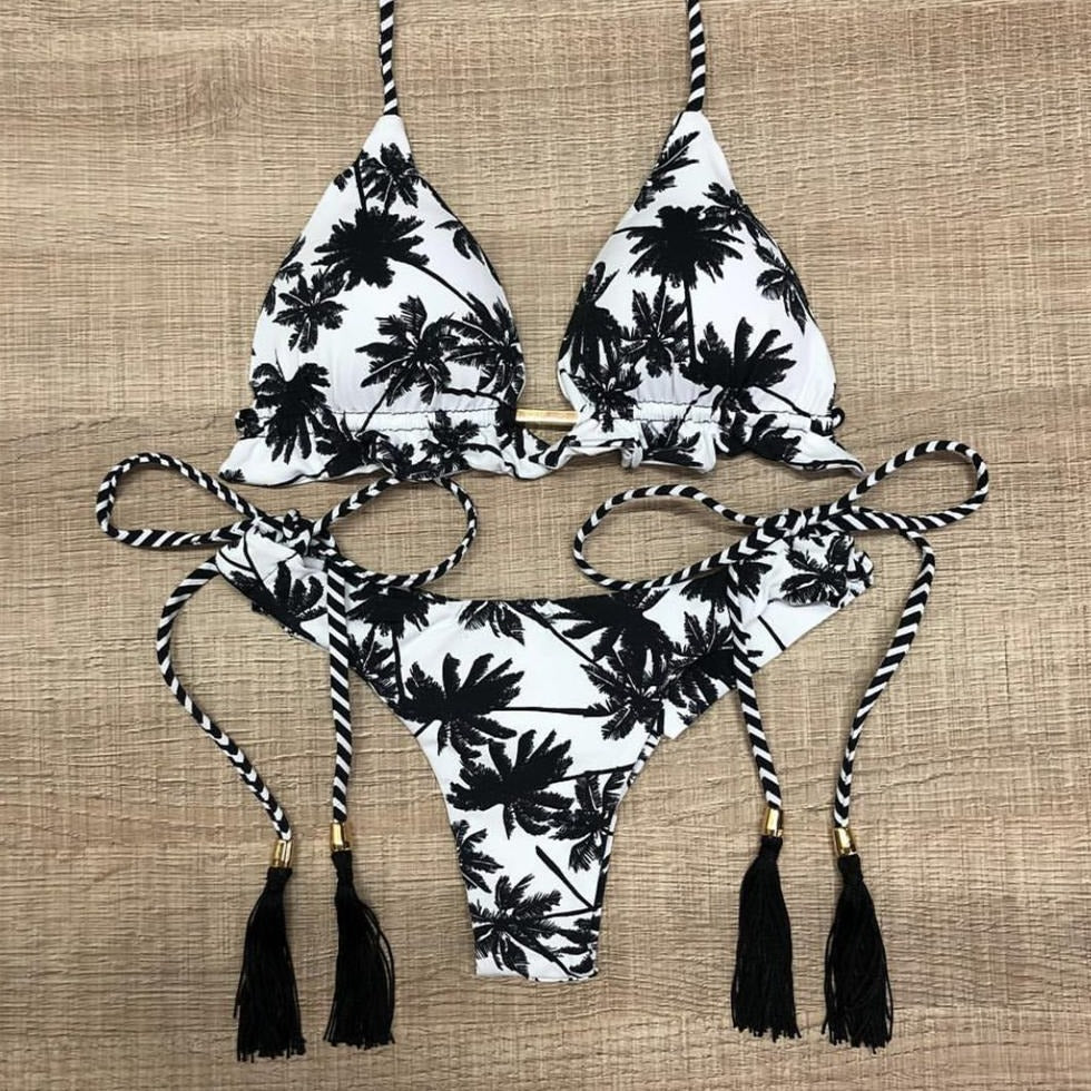Detal modnych wzorów na dwuczęściowym bikini damskim, idealnym na letnie dni.