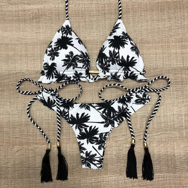 Detal modnych wzorów na dwuczęściowym bikini damskim, idealnym na letnie dni.