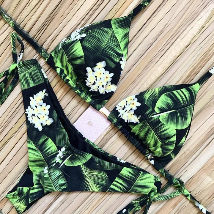 Górna część damskiego bikini z frędzlami i modnymi wzorami, doskonała na wakacyjny wypoczynek.