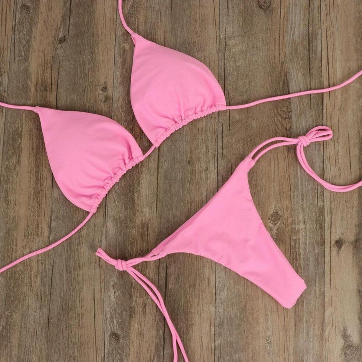 Kobieta pozująca w dwuczęściowym mikro bikini damskim, strój kąpielowy na plażę.